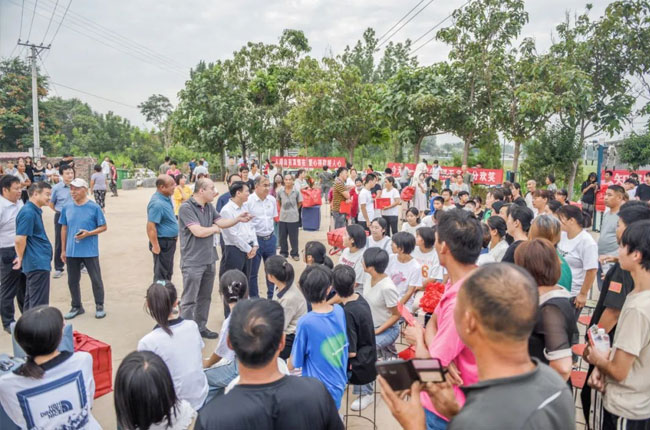 衛輝市副市長孫建明勉勵受助學生