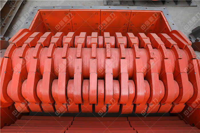 破碎機兩端整齊排列的錘頭