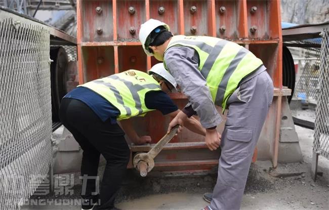 設(shè)備檢修現(xiàn)場