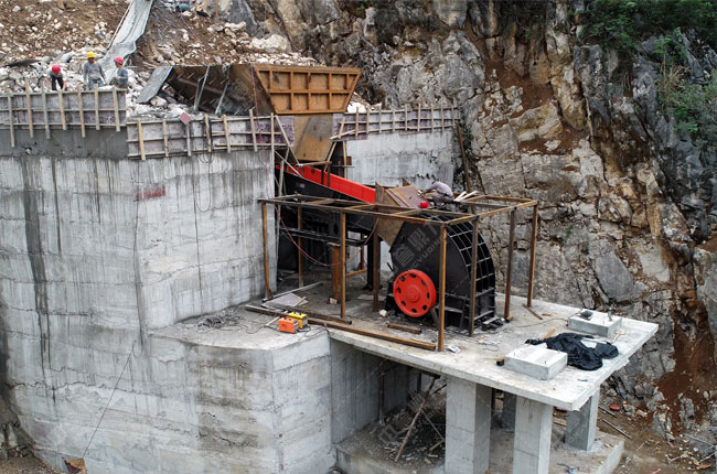 生產線上的重型錘式破碎機