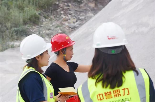 生產線現場與陳總交流